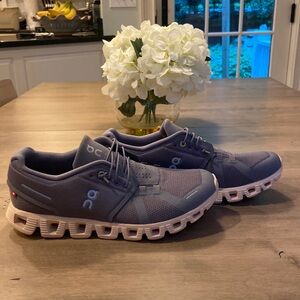 Women’s On Cloud 5 Zinc/Shell running sneaker. Size 9. Worn once
